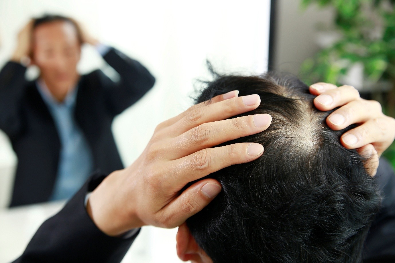 가을만 되면 머리가 더 빠진다?  가을철 탈모가 심해지는 이유와 올바른 예방법