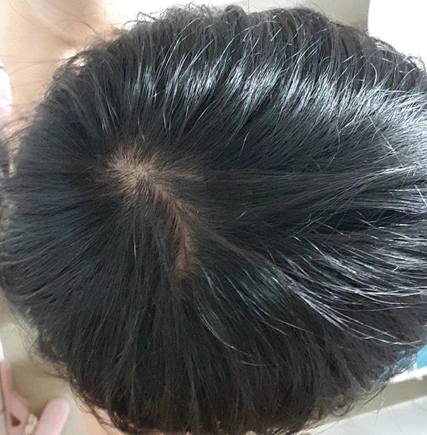 머리 말리고 조명아래서 찍은 사진
