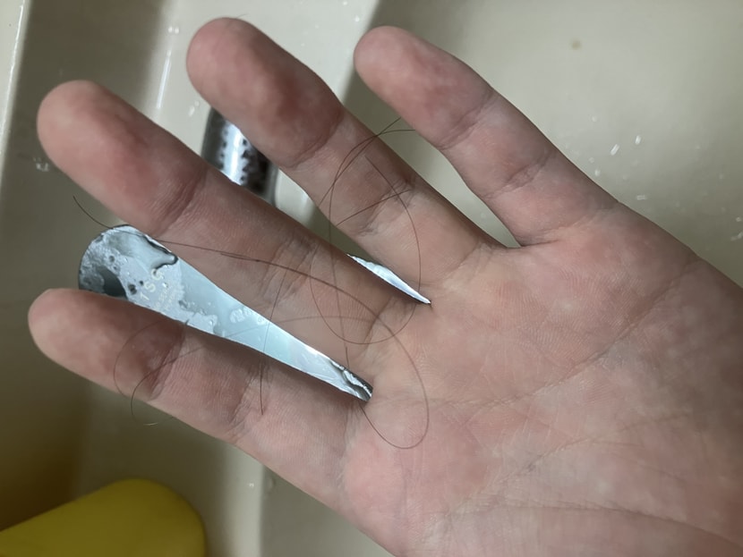자세한 내용은 다른 글에 적어놨습니다! 이거보다 굵거나 얇은 머리들도 빠지는데 이게 제일 많은거 같아요 좀 걱정되서 약을 먹기는 하는데 이게 쉐딩인가요? 아님 그냥 휴지기 머리들 빠지는건데 제가 오바떠는건가요
