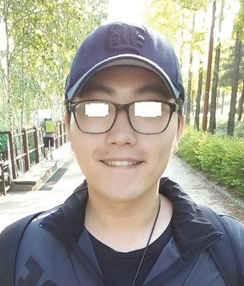머리에 스트레스를 많이 받아서 군대 갔다와서는 이렇게 항상 캡모자를 진짜 하루도 빠지지 않고 썻어요