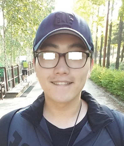 머리에 스트레스를 많이 받아서 군대 갔다와서는 이렇게 항상 캡모자를 진짜 하루도 빠지지 않고 썻어요