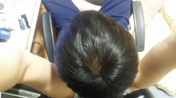 뒤로 거울로 비추어보니 괜찮아보이는데;; 머리 또 모아주고 하니까 괜찮아 보이는거같기도하고 모르겠어요 ;; 