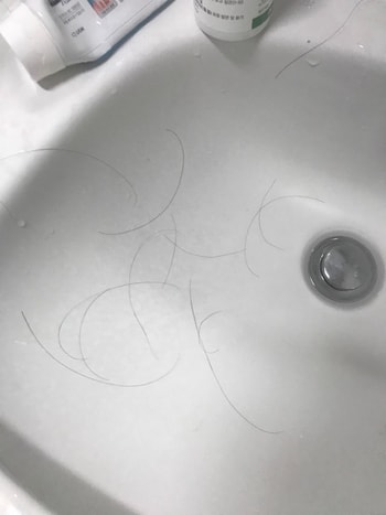 몇 번 머리 만졌을 때 빠지는 양