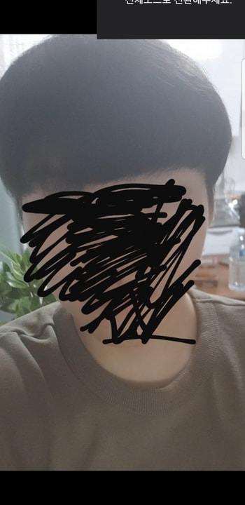 앞머리내린사진2  직모라서 올리는스타일이 안되서 평소에 많이내리고다닙니다 직모는 참슬픈것같아요..