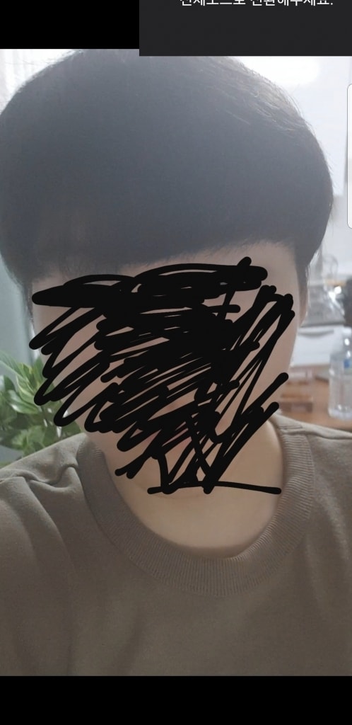 앞머리내린사진2  직모라서 올리는스타일이 안되서 평소에 많이내리고다닙니다 직모는 참슬픈것같아요..
