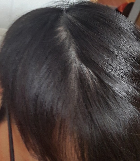 저녁시간 머리 기름진 상태에서 가르마