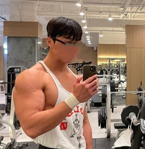 헬스 운동하는 사진