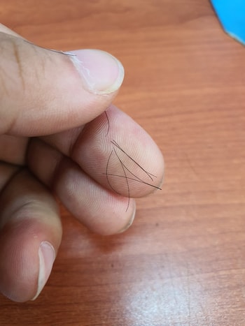 손으로 살짝 힘도 안주고 당겻는데 나온 머리카락들입니다...