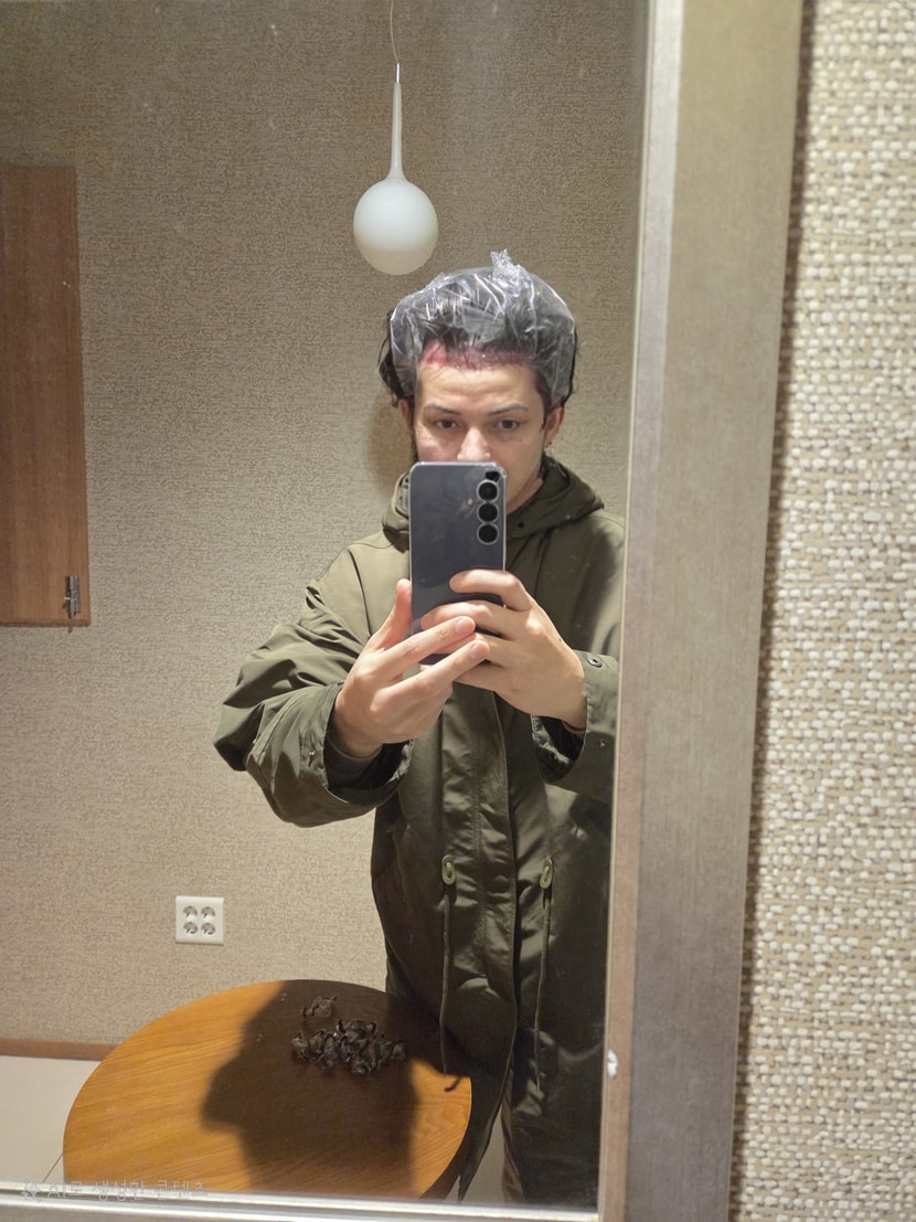 사진의 얼굴은 갤럭시 생성셩 ai로 바꾼 얼굴입니다. 이마는 제 것입니다 ㅎㅎ