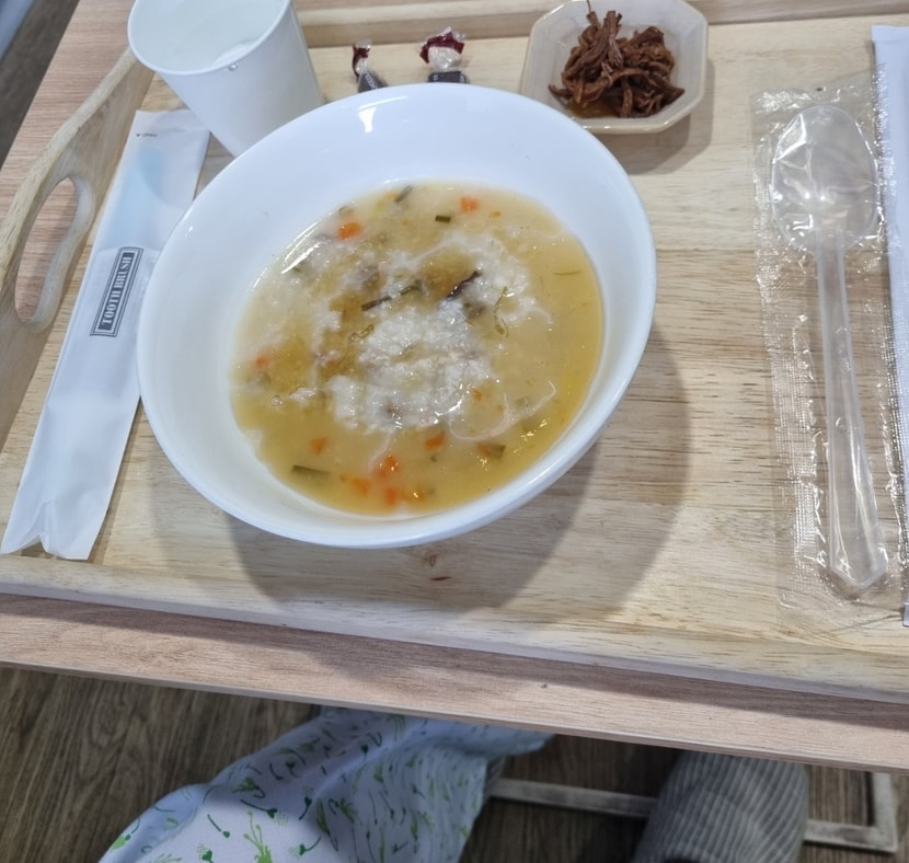 죽 먹고 좀 쉬었어요 너무 멀쩡해서 싹싹 긁어먹음