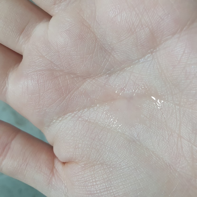 잘 안보이지만..1회 스프레이양은 이정도 됩니다. 방울수로 따지면 3방울정도되는 느낌!한번에 많이씩 나오지 않아서 줄줄 흐르는 일이 별로 없어요