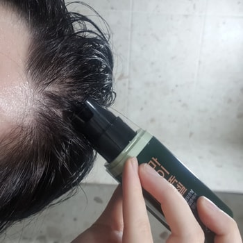 문질문질 도포하기..손으로 문질러야하는 일이 많지 않아서 편해요. 일반 스프레이형은 뿌리고-내려놓고-손으로 문지르고-다시뿌리고의 반복인데 마이녹셀 스칼프 앰플은 그냥 꾹 누르고 슥슥-문지르면 돼서 만족도가 넘 높습니다.