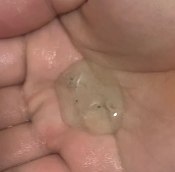 제형이 조금 묽고, 안에는 알갱이같은 것이 있어서 세정력을 더해주는 것 같아요~