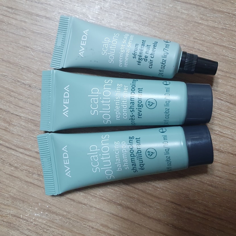 샘플은 샴푸+세럼+컨디셔너 3종으로 구성되어 있었어요. 컨디셔너는 테스터에 없는 제품이라 기대돼요