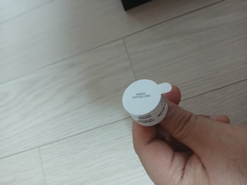 앰플 하단 커버를 벗깁니다.