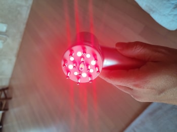머신은 LED부와 미세전류부,컨트롤,디스플레이부로 나뉘는데 LED로 모공을 관리하며 미세전류로 열고 엠플이 잘 침투하게 하는 스타일 입니다.