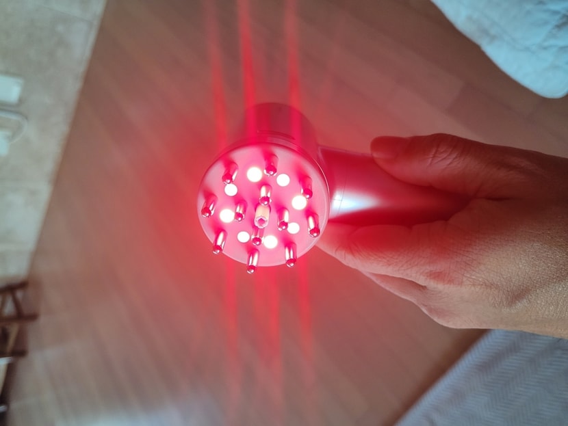 머신은 LED부와 미세전류부,컨트롤,디스플레이부로 나뉘는데 LED로 모공을 관리하며 미세전류로 열고 엠플이 잘 침투하게 하는 스타일 입니다.