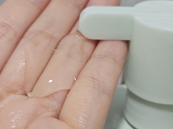 투명한 젤 형태의 마이녹셀 샴푸