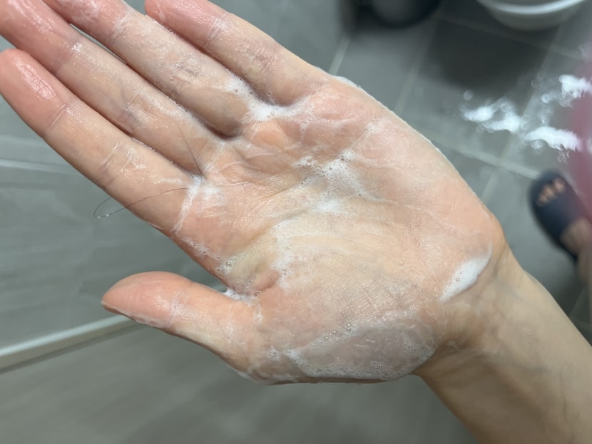 근데 손에 가볍게 비볐는데 거품이 심상치 않다