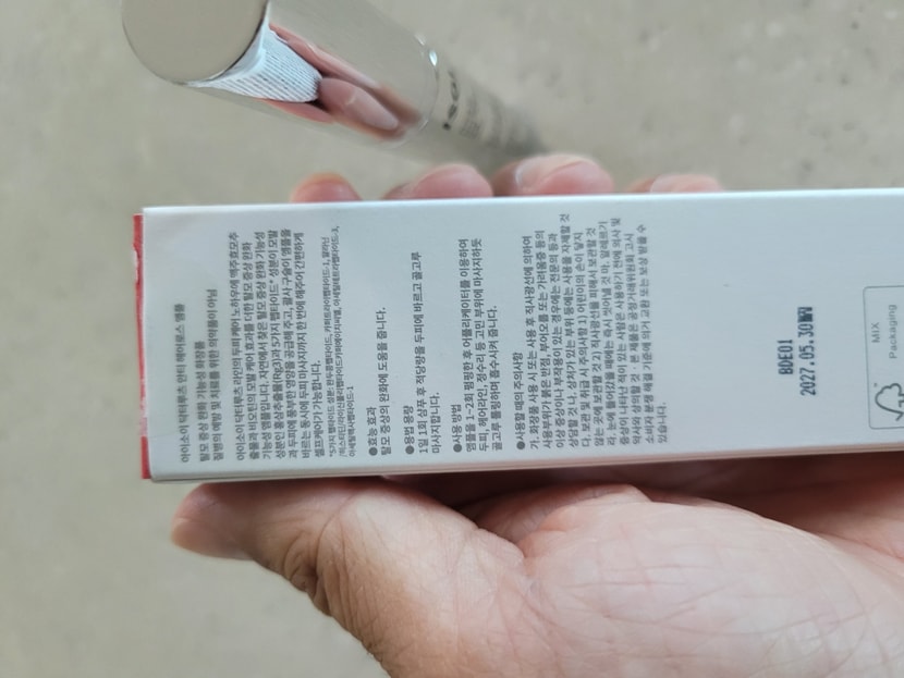 엠플은 상쾌한 느낌이네요 끈적임 없고 앰플 앞쪽이 볼펜구조랑 같아서 볼이 두피 맛사지 하듯이 살살 굴려주니 시원하더군요 최근 날도 더워 그런지 두피가 열감도 있고 트러블이 생겼는데 아이소이 하루 써보니 다음날 트러블이 싹 갈아 앉았네요 그리고 피지 분비도 적어진것 같아 상쾌하네요