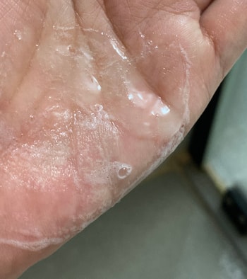 사알짝 손바닥을 비벼 제품을 펴빌라주면 신기하게 미세거품이 부풀어 오릅니다 ㅎ ㅎ