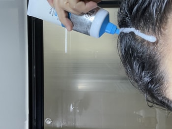 첫번째로 스케일러를 사용하였습니다. 정수리 라인에만 짠 뒤 사용하였습니다