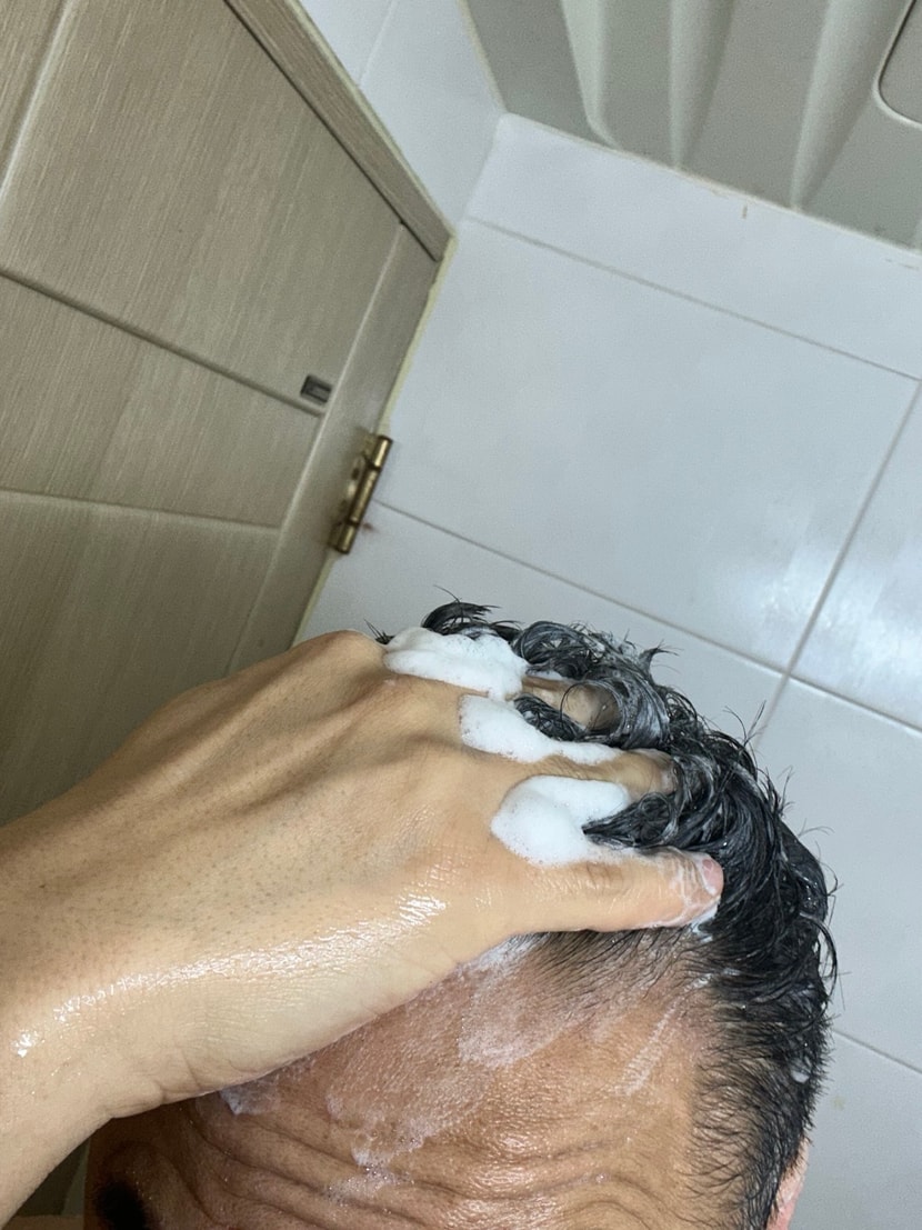 머리 거품은 보통입니다