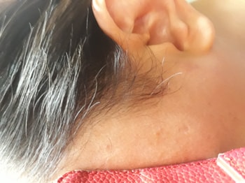 왼쪽 구렛나루 뒤로 넘길 때 