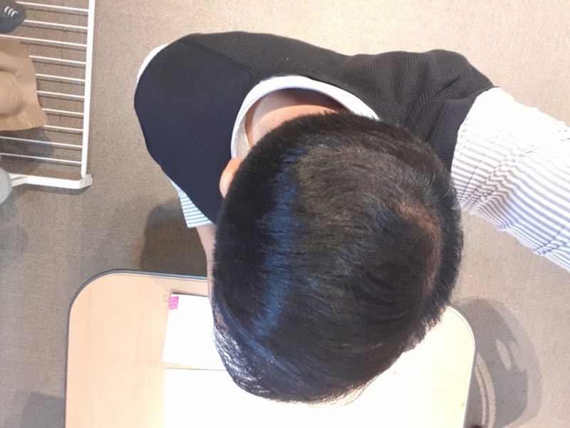넘긴 머리.jpg