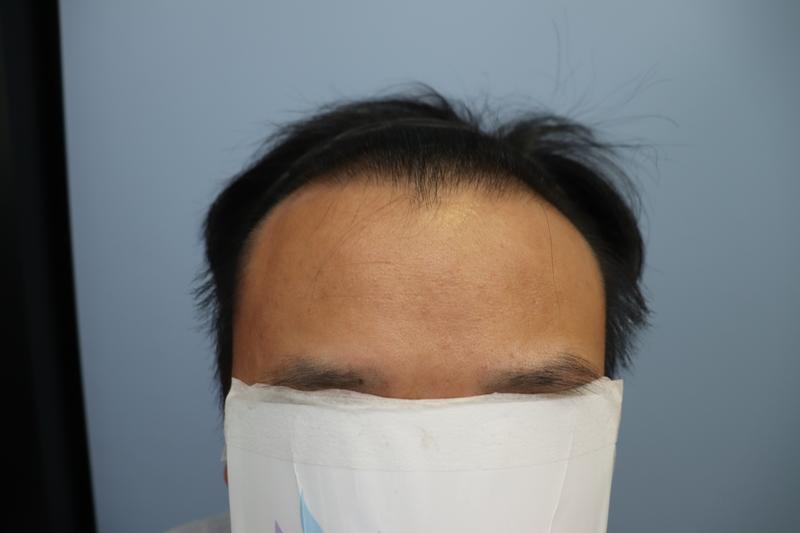 新郎がとても喜んでいます