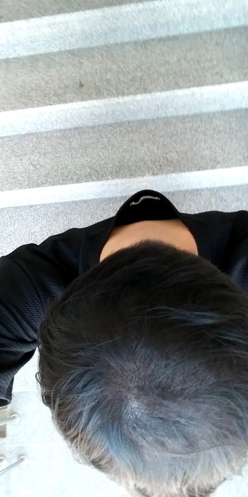 문신한다음날 집계단에서