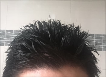 샴푸하기전, 머리에 적당한 물 묻히기