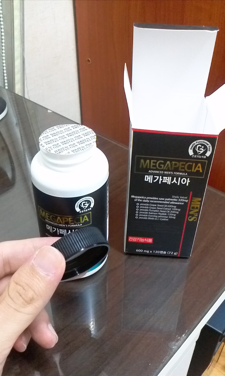 뚜껑을 열으니 접착이 되어있는 뚜껑부위