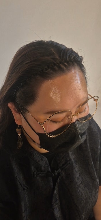 처음엔 과하지 않게 작업해야 밝은곳에서도 어두운곳에서도 크게 이질감이 없습니다 1~2년의 경과를 지켜보고 라인을 더 내릴지 말지 결정하거나, 내릴 수 없으면 안쪽에 간단한 추가작업을 해주는것 만으로 오랫동안 유지가 가능합니다