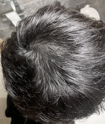머리 말리고 화장실 조명 바로아래서 찍은 사진입니다