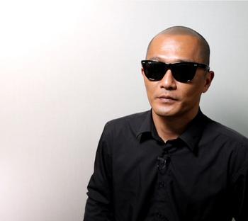삭발 고객 인터뷰 중에.