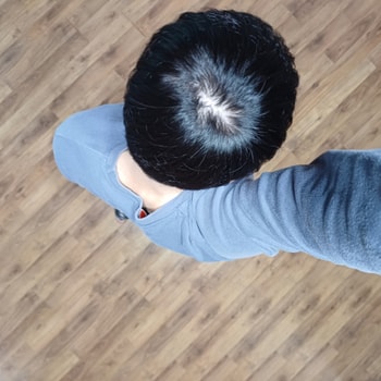 조등 바로 아래서