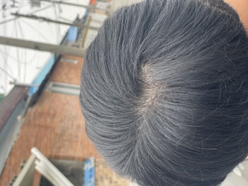 밖에서 머리 살짝 옆으로 해서 찍었습니다