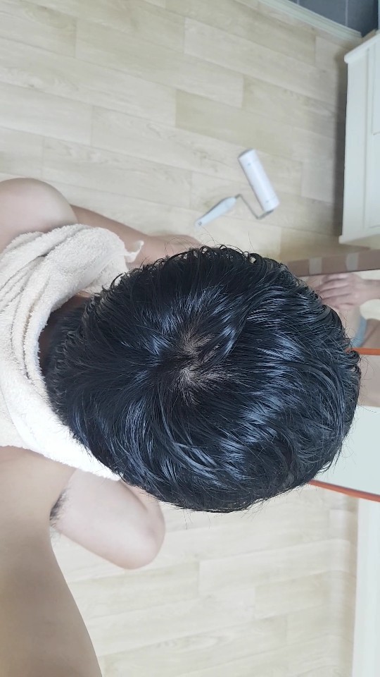 이건 불빛 바로 밑에서 머리감고 앉아서 찍은거구요