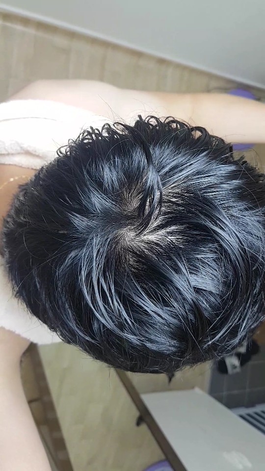 머리감고 불빛 바로 아래서 머리감고 서서 찍은겁니다