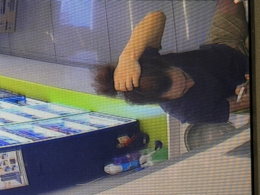 앞머리 위에서 2
