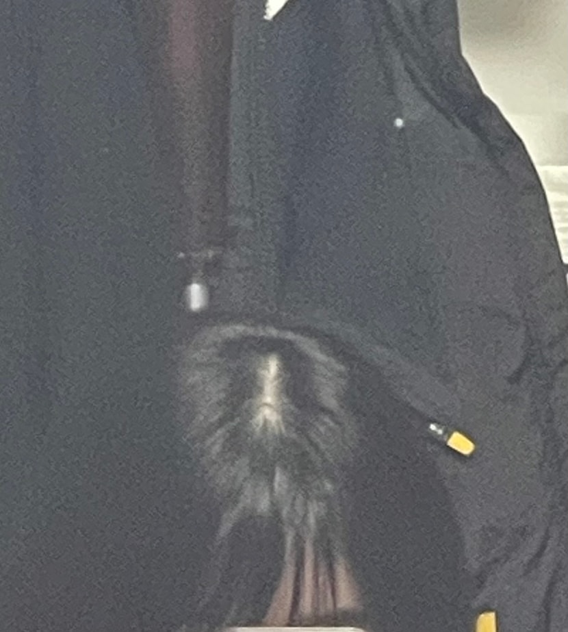형광등 밑 거울에 비친 모습