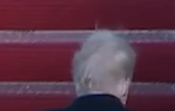 전용기 탑승 전, 크게 티나지 않음