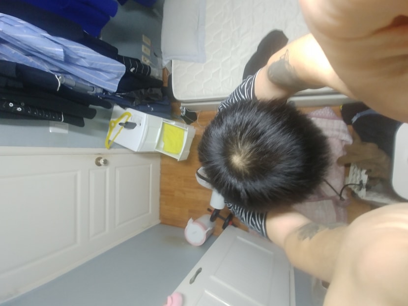 탈모약먹은지200일정도됬을때입니다 그리고 모자로눌려놓은머리에요 눌리지않으면 생머리라떠서 비어보입니다ㅠㅠ