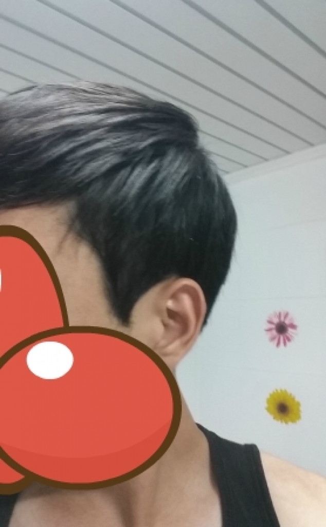 머리카락을 내렸을 때 좌측입니다.