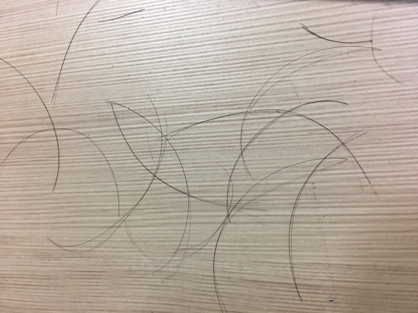 엠자 긁었을 때 떨어진 머리카락 입니다.