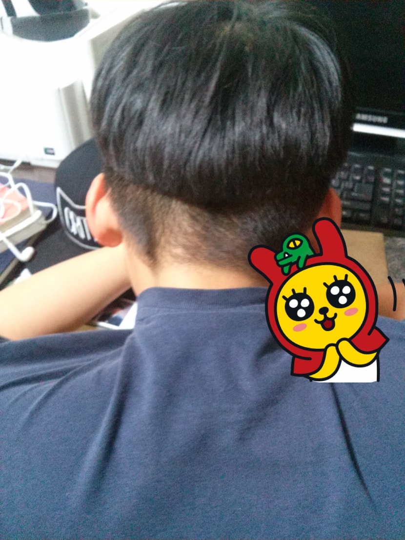 중학생때 뒷정수리 털린사진(이때는 인지못함..우연히 앨범 찾다가 옛날사진있는데 정수리 비어있는거부터 눈에띄어서 가져왔습니다)