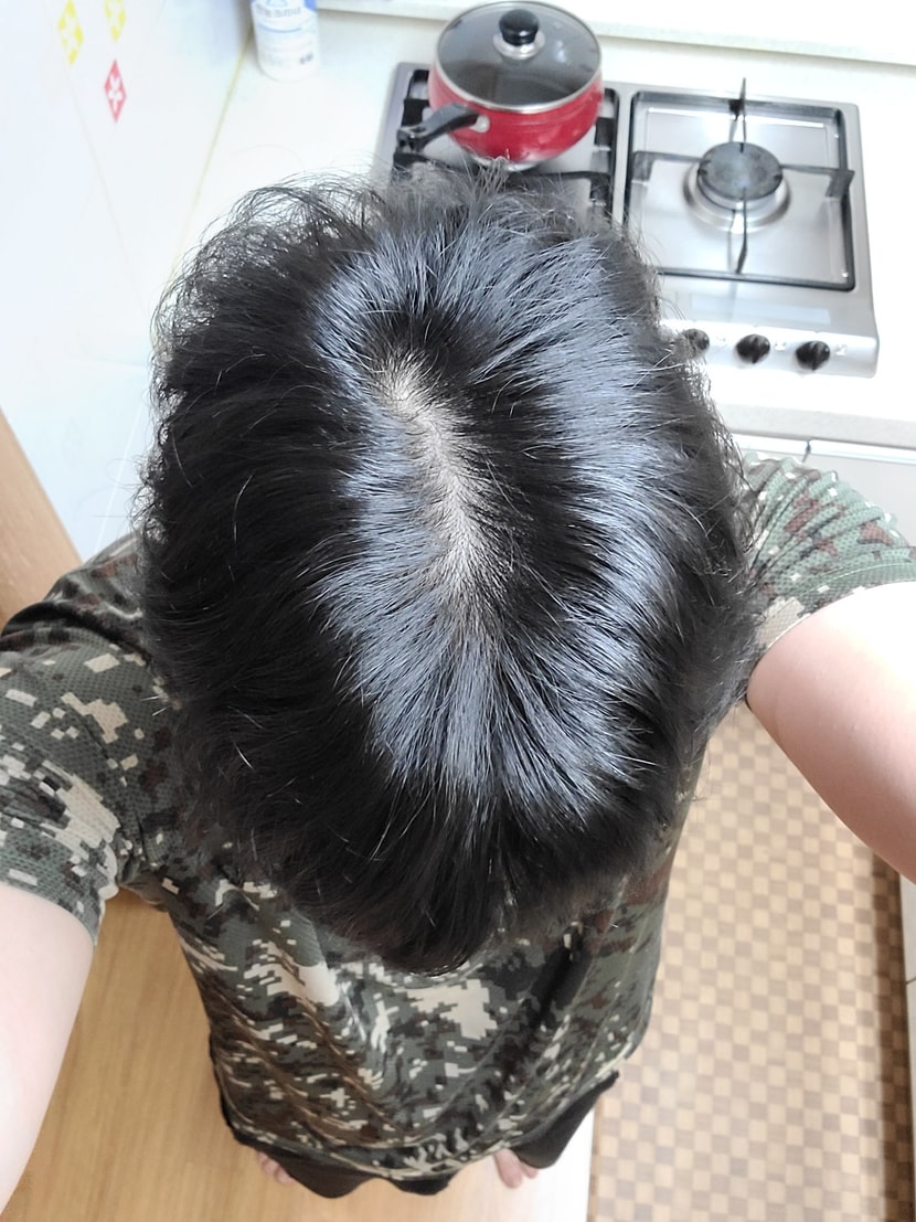 조명 바로 아래