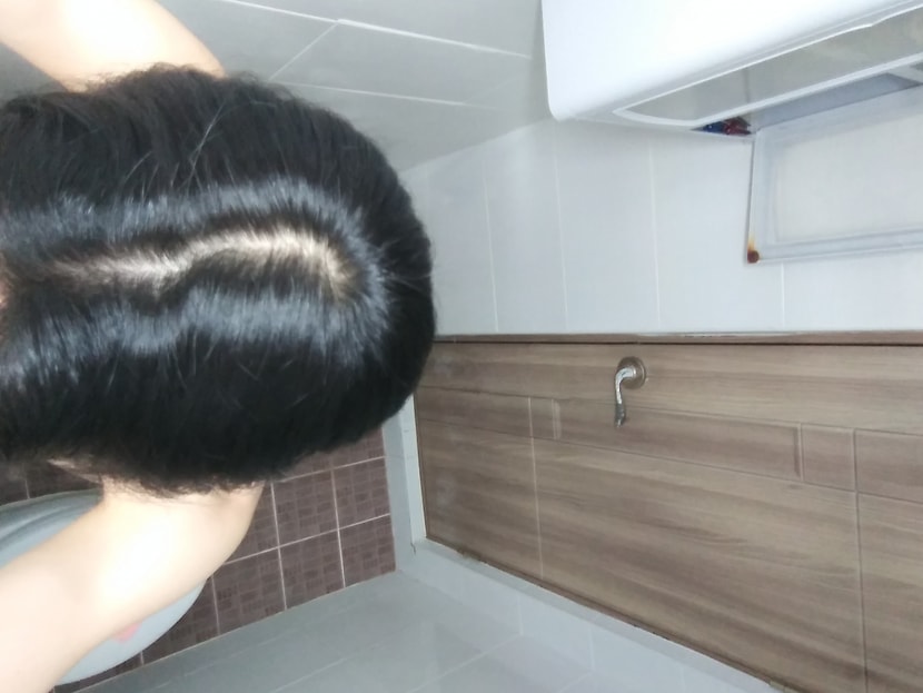 형광등 아래에서 머리가 길어 가르마를 탔습니다.