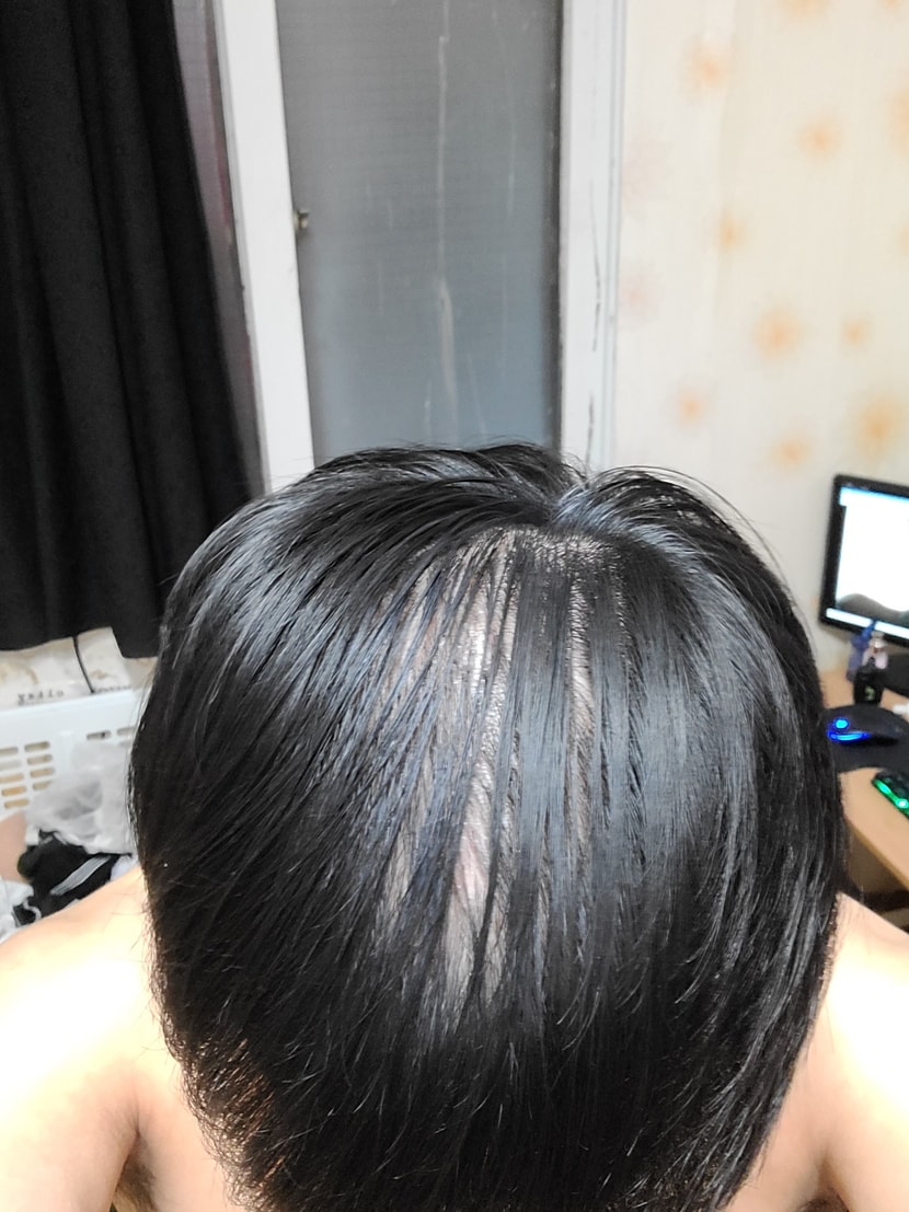 머리를 아래로 쓸어 빗은 상태입니다.약간 젖은 상태에요